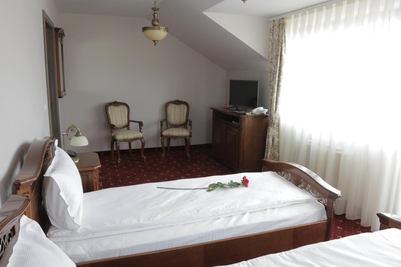Hotel Slavia Salonta Eksteriør bilde